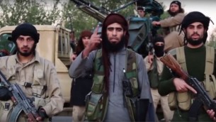 مقاتلين تابعين لتنظيم الدولة الإسلامية يهددون الدول المشاركة بالحملة العسكرية ضد التنظيم في سوريا والعراق بفيديو ضدر في 16 نوفمبر 2015 (screenshot: YouTube)