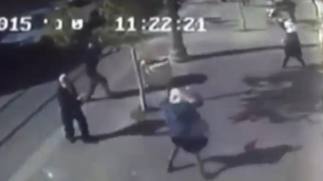 صورة شاشة من كاميرا مراقبة لهجوم نفذته فتاتان فلسطينيتان في مركز القدس، 23 نوفمبر 2015 (screen capture: Channel 2)