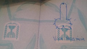 صورة لجواز سفر اسرائيلي ورد انه تم رسم صورة فظة عليه من قبل ضابط حدود تشيلي (JTA)