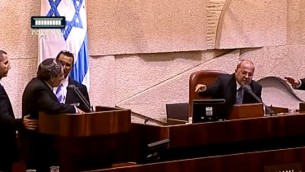 وزير الهجرة والاستيعاب زئيف الكين بمواجهة مع نائب رئيس الكنيست النائب احمد طيبي من القائمة العربية المستركة خلال نقاس محتدم في الكنيست انتهى بطرد الكين من المنصة، 21 اكتوبر 2015 (YouTube/99knesset)