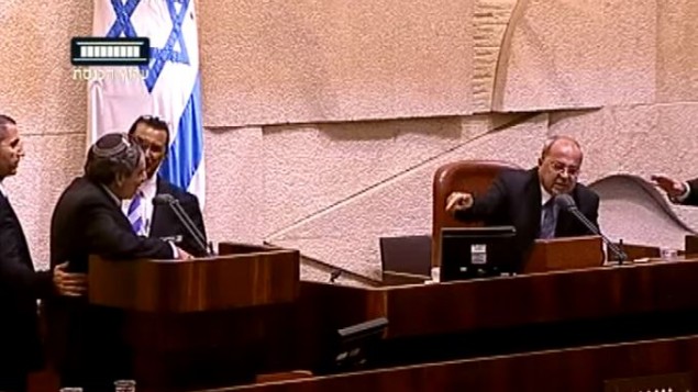 وزير الهجرة والاستيعاب زئيف الكين بمواجهة مع نائب رئيس الكنيست النائب احمد طيبي من القائمة العربية المستركة خلال نقاس محتدم في الكنيست انتهى بطرد الكين من المنصة، 21 اكتوبر 2015 (YouTube/99knesset) وزير الهجرة والاستيعاب زئيف الكين بمواجهة مع نائب رئيس الكنيست النائب احمد طيبي من القائمة العربية المستركة خلال نقاس محتدم في الكنيست انتهى بطرد الكين من المنصة، 21 اكتوبر 2015 (YouTube/99knesset)
