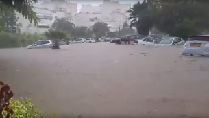 سيارات مغمورة بالمياه خلال فيضان في مدينة عسقلان، 8 نوفمبر 2015 (screen capture: YouTube)