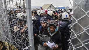 مهاجرون ولاجؤون على الحدود اليونانية المقدونية، 4 ديسمبر 2015 (ARMEND NIMANI / AFP)