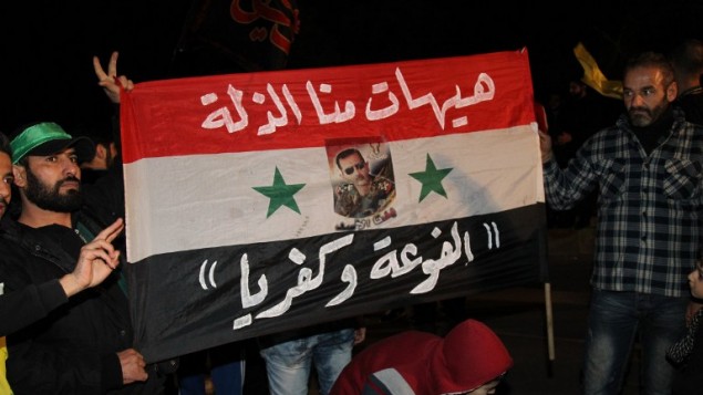 داعموا حزب الله ينتظرون وصول مقاتلين ومدنيين من بلدتي الفوعة وكفريا المحاصرتين في مطار بيروتـ 29 ديسمبر 2015 (ANWAR AMRO / AFP)