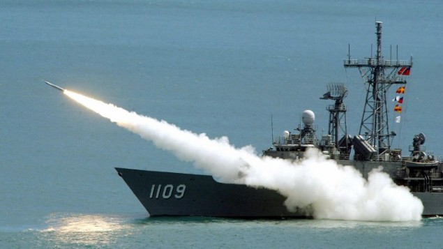 (ارشيف) فرقاطة تايوانية تطلق صاروخ خلال تدريب عسكري، 2003 (SAM YEH / AFP)