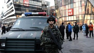 صورة توضيحية لشرطي صيني مسلح في بكين، 24 ديسمبر 2015 (GOH CHAI HIN / AFP)