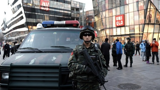 صورة توضيحية لشرطي صيني مسلح في بكين، 24 ديسمبر 2015 (GOH CHAI HIN / AFP)