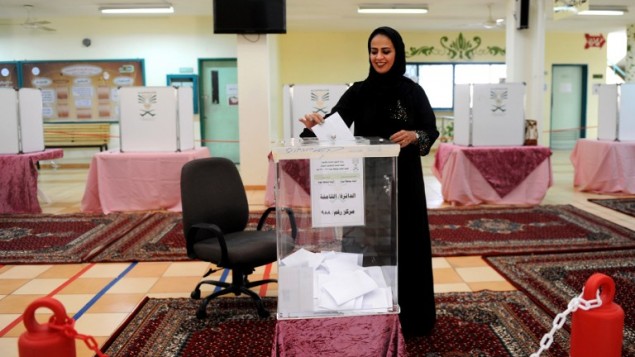 امرأة سعودية تدلي بصوتها خلال اول انتخابات تشارك فيها النساء في هذا البلد، 12 ديسمبر 2015 (AFP)