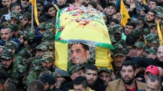 نشطاء في منظمة حزب الله الشيعية اللبنانية يحملون نعش القيادي في الحزب سمير القنطار (في الصورة)، الذي قُتل في غارة جوية نُسبت لإسرائيل على منزله في جرمانا في ضواحي العاصمة السورية دمشق، خلال جنازته في الضاحية الجنوبية في العاصمة اللبنانية بيروت، 21 ديسمبر، 2015. (AFP PHOTO / STR / AFP)