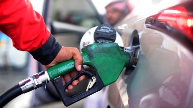 عامل سعودي يملأ سيارته بالوقود في محطة في مدينة جدة، 28 ديسمبر 2015 (AMER HILABI / AFP)