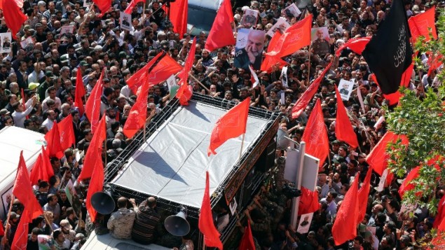 من الأرشيف: رجال إيرانيون يحملون صورا للعميد في الحرس الثوري الإيراني حسين همداني خلال جنازته في طهران في 11 أكتوبر، 2015. العميد همداني قُتل على يد جهاديين من تنظيم الدولة الإسلامية "خلال مهمة إستشارية" في منطقة حلب الشمالية، بحسب بيان صادر عن الحرس الثوري. (AFP/ATTA KENARE) من الأرشيف: رجال إيرانيون يحملون صورا للعميد في الحرس الثوري الإيراني حسين همداني خلال جنازته في طهران في 11 أكتوبر، 2015. العميد همداني قُتل على يد جهاديين من تنظيم الدولة الإسلامية "خلال مهمة إستشارية" في منطقة حلب الشمالية، بحسب بيان صادر عن الحرس الثوري. (AFP/ATTA KENARE)