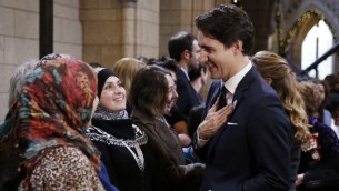 رئيس الوزراء الكندي جاستن ترودو يحيي مشاهدين قبل تقديم خطاب، 4 ديسمبر 2015 (BLAIR GABLE / POOL / AFP)