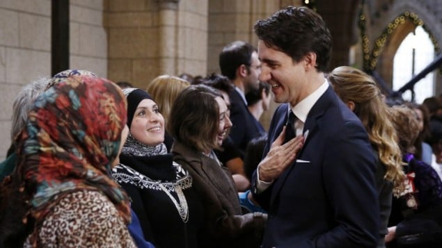 رئيس الوزراء الكندي جاستن ترودو يحيي مشاهدين قبل تقديم خطاب، 4 ديسمبر 2015 (BLAIR GABLE / POOL / AFP) رئيس الوزراء الكندي جاستن ترودو يحيي مشاهدين قبل تقديم خطاب، 4 ديسمبر 2015 (BLAIR GABLE / POOL / AFP)