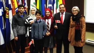 دكتور عز الدين أبو العيش (الثاني من اليمين) مع عائلته بعد حصولهم على الجنسية الكندية، تورنتو، كندا، 10 ديسمبر، 2015. (Courtesy)