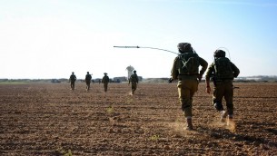 (ارشيف) تدريب عسكري اسرائيلي بالقرب من حدود قطاع غزة، 19 نوفمبر 2014 (Amit Shechter/IDF Spokesperson's Unit/Flickr)