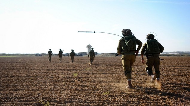 (ارشيف) تدريب عسكري اسرائيلي بالقرب من حدود قطاع غزة، 19 نوفمبر 2014 (Amit Shechter/IDF Spokesperson's Unit/Flickr)