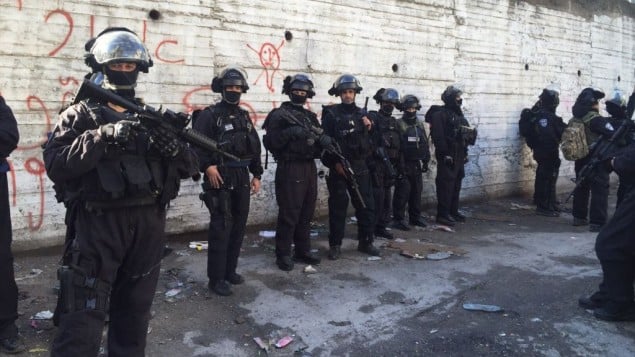 الشرطة الإسرائيلية في مكان هدم منزل في مخيم شعفاط في القدس الشرقية، 2 ديسمبر 2015 (Israel Police)