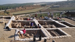 علماء آثار خلال عمليات حفر أثرية في مدينة لاخيش الأثرية، حيث تم العثور على نقش أبجدية كنعاني من القرن ال12 قبل الميلاد في 2014.(courtesy of Yossi Garfinkel, Hebrew University)
