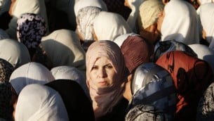 نساء مسلمات بطريقهن الى المسجد الأقصى (Miriam Alster/ flash90)