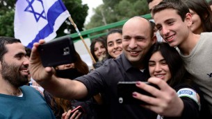 وزير المعارف نفتالي بينيت يتصور مع طلاب مدرسة (Tomer Neuberg/Flash90)