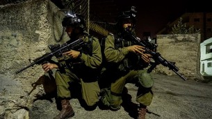 جنود من فرقة ’عتصيون’ خلال عملية في الضفة الغربية، 7 اكتوبر 2015 (IDF)