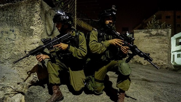 جنود من فرقة ’عتصيون’ خلال عملية في الضفة الغربية، 7 اكتوبر 2015 (IDF)
