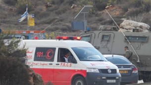قوات إسرائيلية وسيارة إسعاف تابعة للهلال الأحمر الفلسطيني في موقع محاولة هجوم طعن في مفرق تبواح بالقرب من مدينة نابلس في الضفة الغربية، 30 أكتوبر، 2015. (Flash90)