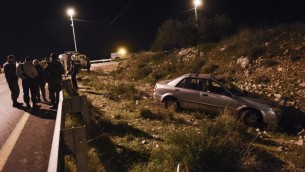 سيارة محطمة على جانب الطريق بعد إطلاق النار عليها بالقرب من مستوطنة أفني حيفيتس، 9 ديسمبر، 2015 (Gili Yaari/Flash90)