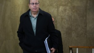 وزير الدفاع موشيه يعالون يصل الجلسة الاسبوعية للحكومة في مكتب رئيس الوزراء في القدس، 13 ديسمبر 2015 (Yonatan Sindel/Flash90)