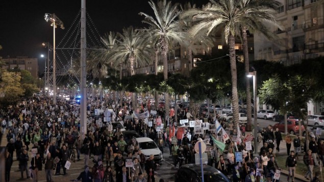 متظاهرون من اليسار في مسيرة ي تل أبيب إحتجاجا على "تحريض" اليمين، 19 ديسمبر، 2015. (Tomer Neuberg/Flash90) متظاهرون من اليسار في مسيرة ي تل أبيب إحتجاجا على "تحريض" اليمين، 19 ديسمبر، 2015. (Tomer Neuberg/Flash90)