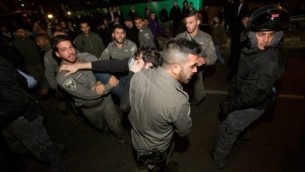 اشتباكات بين عناصر الشرطة ومتظاهرين داعمين للمشتبهين في هجوم دوما 20 ديسمبر 2015 القدس Yonatan Sindel/Flash90