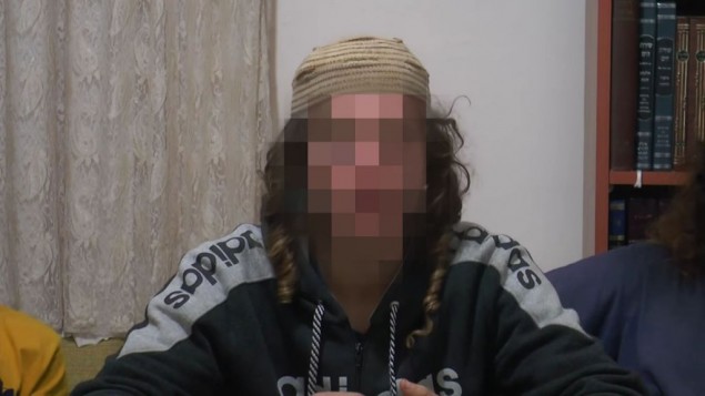 احد المعتقلين بقضية قتل افراد عائلة دوابشة. لا يمكن الكشف عن هوية المعتقلين بسبب اوامر حظر النشر (Screen capture) احد المعتقلين بقضية قتل افراد عائلة دوابشة. لا يمكن الكشف عن هوية المعتقلين بسبب اوامر حظر النشر (Screen capture)