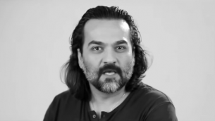 المغني والشاعر الإيراني ياغما غولروي (screen capture: YouTube)