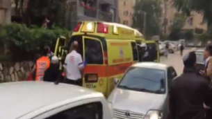 مسعفون في موقع هجوم الطعن في شارع أنييلفيتش في رعنانا، 19 ديسبمر، 2015. (لقطة شاشة: القناة 2)