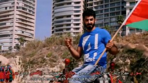 محمد ابو كف، 21، من سكان القدس الشرقية، في فيديو ينادي فيه الفلسطينيين لقتل الإسرائيليين (YouTube)
