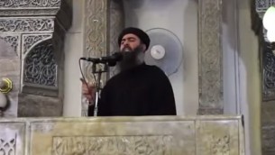 أبو بكر البغدادي، زعيم تنظيم ’الدولة الإسلامية’، يلقي خطبة في مسجد (screen capture: YouTube)