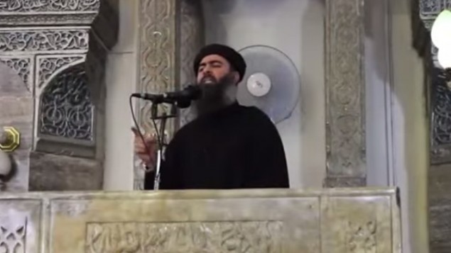 أبو بكر البغدادي، زعيم تنظيم ’الدولة الإسلامية’، يلقي خطبة في مسجد (screen capture: YouTube)