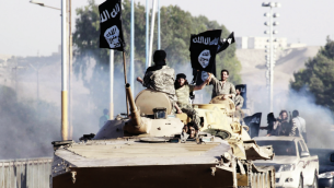 مقاتلي تنظيم الدولة الإسلامية (screen capture: Dabiq Magazine)