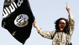 مقاتل من تنظيم الدولة الإسلامية (screen capture: Dabiq Magazine)