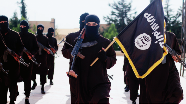 مقاتلو تنظيم الدولة الإسلامية (screen capture: Dabiq Magazine)