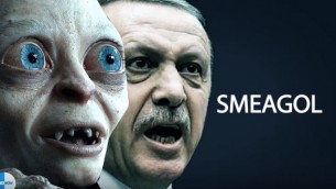 شخصية غولوم في فيلم Lord of the Rings والرئيس التركي رجب طيب أردوغان. (لقطة شاشة: YouTube)