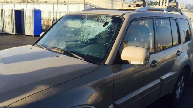 صورة توضيحية لزجاج أمامي محطم بعد رشق المركبة بالحجارة، 3 يوليو، 2015. (وحدة المتحدث بإسم الجيش الإسرائيلي) صورة توضيحية لزجاج أمامي محطم بعد رشق المركبة بالحجارة، 3 يوليو، 2015. (وحدة المتحدث بإسم الجيش الإسرائيلي)