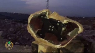 جهاز مخبأ داخل صخرة اصطناعية في بلدة بني حيان في جنوب لبنان. يدعي الجيش اللبناني ان الجهاز هو كاميرا مراقبة اسرائيلية (screen capture: Lebanese Armed Forces Facebook page)