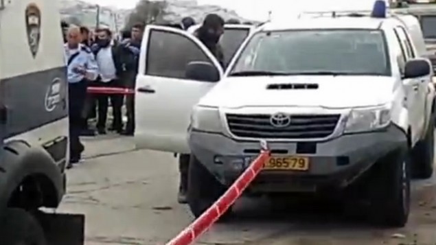 قوات الامن في مكان محاولة فتاة فلسطينية تنفيذ هجوم طعن في مستوطنة كيريات اربع في الضفة الغربية، 13 ديسمبر 2015 (screen capture)
