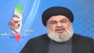 الأمين العام لحزب الله حسن نصر الله يتحدث عن مقتل سمير القنطار، والذي نُسب إغتياله لإسرائيل، في خطاب متلفز من بيروت، 21 ديسمبر، 2015. (لقطة شاشة: YouTube)