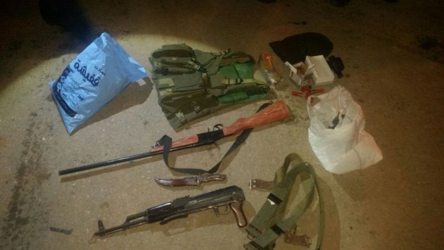 اسلحة ومعدات عسكرية تم العثور عليها خلال مداهمات ليلية، 23 ديسمبر 2015 (IDF Spokesmans Unit) اسلحة ومعدات عسكرية تم العثور عليها خلال مداهمات ليلية، 23 ديسمبر 2015 (IDF Spokesmans Unit)