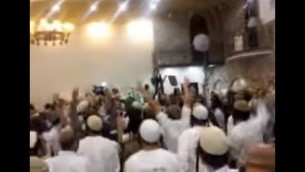 لقطة شاشة من فيديو يظهر متطرفين يهود إسرائيليين يحتفلون بجريمة قتل دوايشة خلال حفل زفاف. (لقطة شاشة: القناة 10)