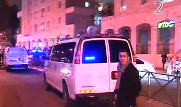 الشرطة في مكان هجوم دهس وطعن في القدس، 6 ديسمبر 2015 (Screen capture: Channel 2) الشرطة في مكان هجوم دهس وطعن في القدس، 6 ديسمبر 2015 (Screen capture: Channel 2)