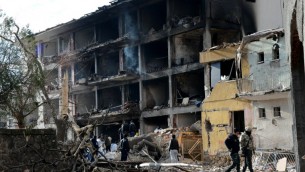 الشرطة التركية تتفحص الحطام الناتج عن تفجير سيارة مفخخة بجانب مركز للشرطة في دياربكر، 14 يناير 2016 (ILYAS AKENGIN / AFP)