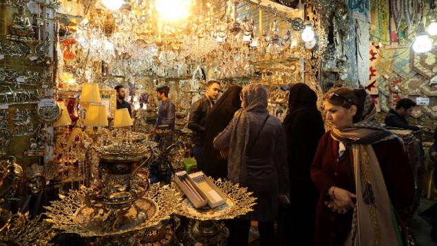 إيرانيون يتسوقون في البازار الكبير في طهران، 18 يناير 2016 (ATTA KENARE / AFP)